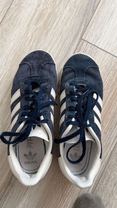 Продам кроссовки adidas