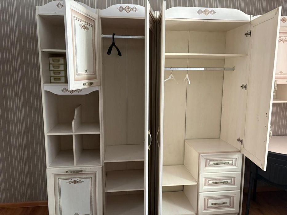 Стол компьютерный угловой с полками