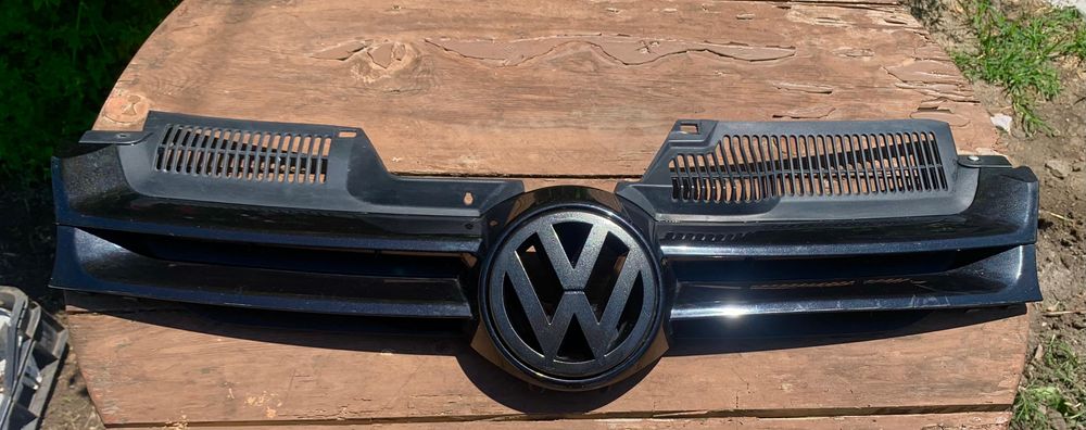 Vw golf 5 предна маска с емблема