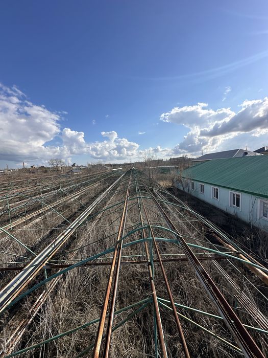 Продаётся  теплица (каркас и материал,котлы)