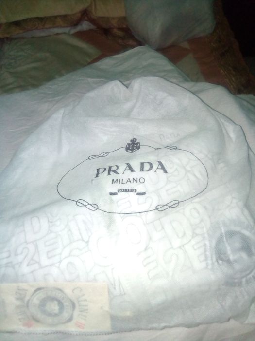 Ветровка с капюшоном.