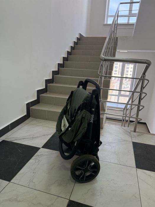 продам коляску от компаний JOIE