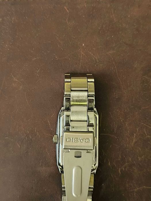 Часовник CASIO с кварцов механизъм.  Tommy Hilfiger