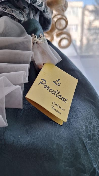 Păpușa cu cap de porțelan