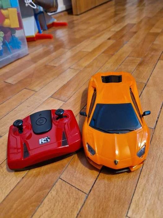 Vând mașinuță cu telecomandă