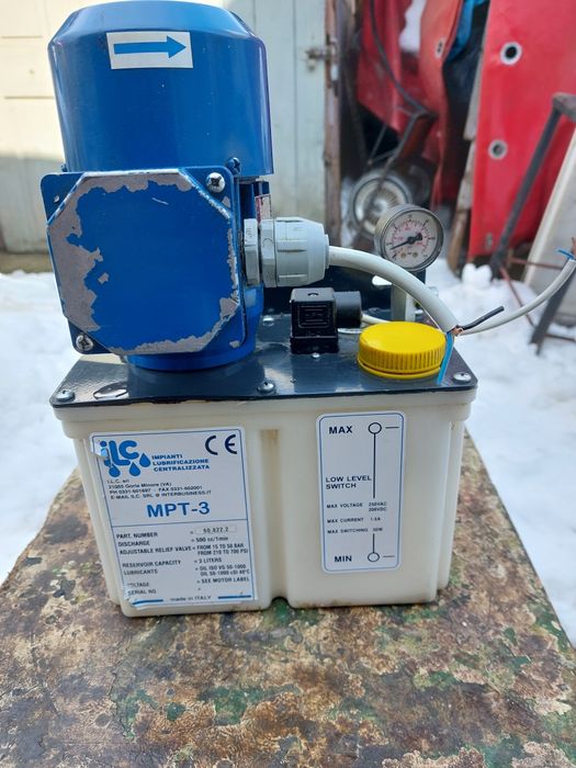 Vând pompe cu bazin