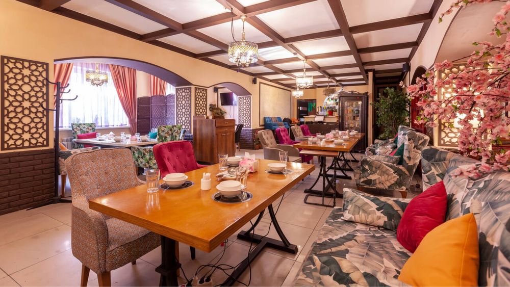 Действующее кафе вдоль дороги