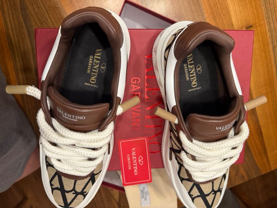Продавам чисто нови оригинални сникърси Valentino