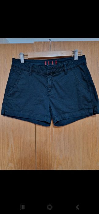 Pantaloni scurți Elle