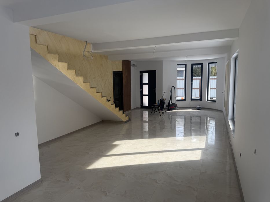 Casa la intrare in Sat Costi