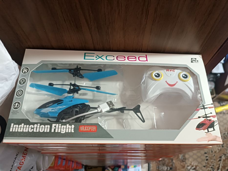 Вертолёт, на дистанционном управлении с пультом управления!