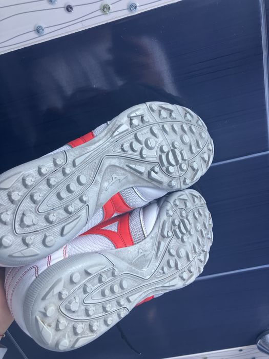 Здраейте, продавам футболни стоножки mizuno!