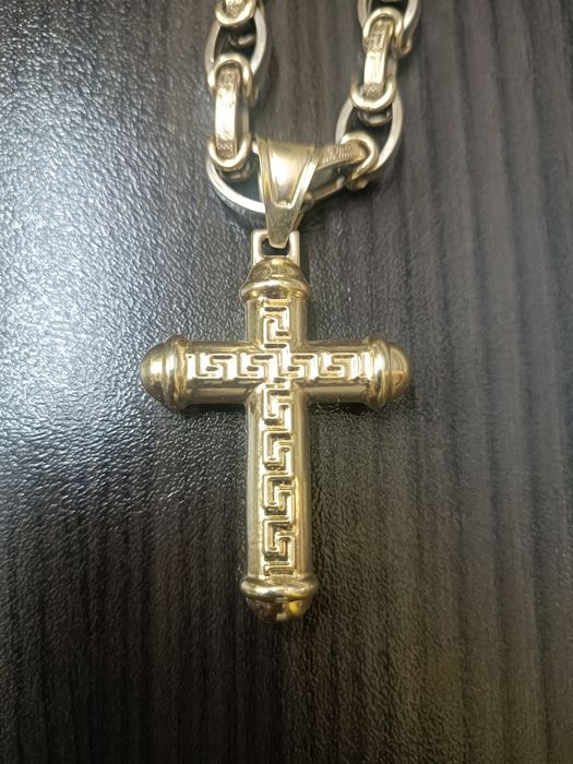 Златен ланец с кръст