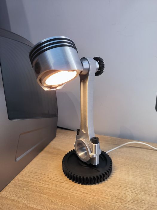 Lampa de birou in forma de piston, pentru pasionati