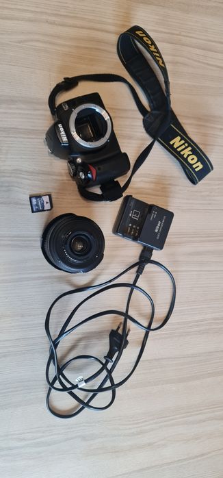 Nikon D60 cu obiectiv Nikon 18-105 VR, carc SD 4gb, incarcator și baterie 
Stare buna estetic și functional.