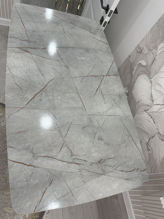 Продаётся Шикарный комплект : стол и 6 стулями