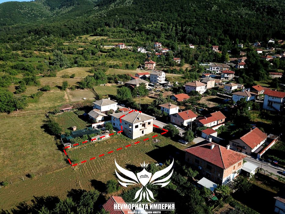 Продавам двуетажна къща 206РЗП и двор 525кв.м. с гараж в с.Тополово