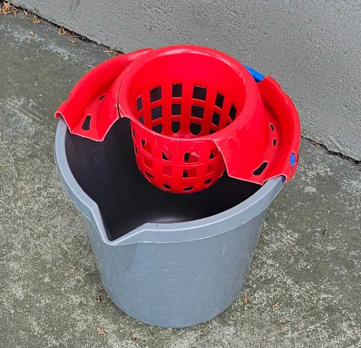 Cosuri de gunoi plastic pubele, găleți + accesorii birou sediu