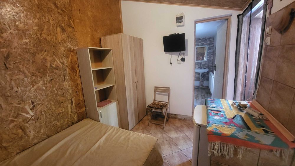 Închiriez studio/garsonieră la curte