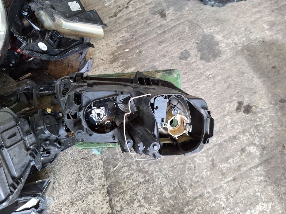 Ляв фар за VW Caddy 2009