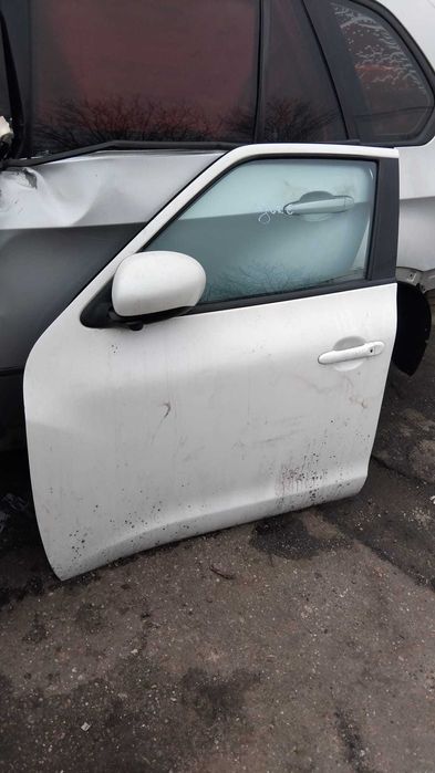 Usa stanga/dreapta fata Nissan Juke an 2011