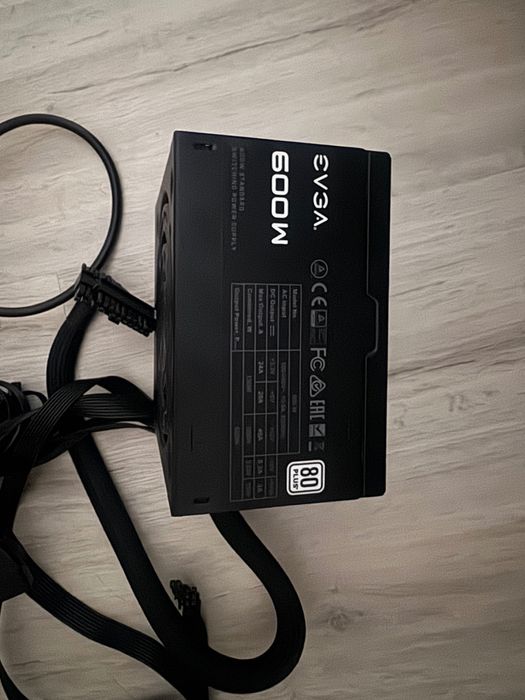 Продам блок питания EVGA 600W W1