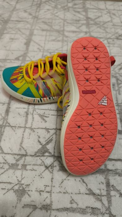 Кроссовки новые яркие