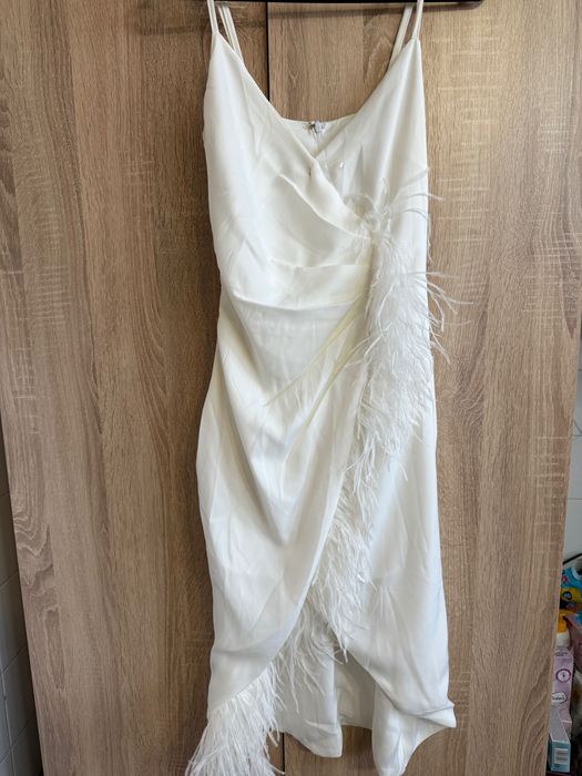 Бяла рокля с пера