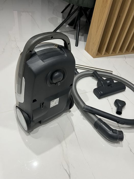Aspirator cu sac BEKO. 3,5 l, 800w 73db