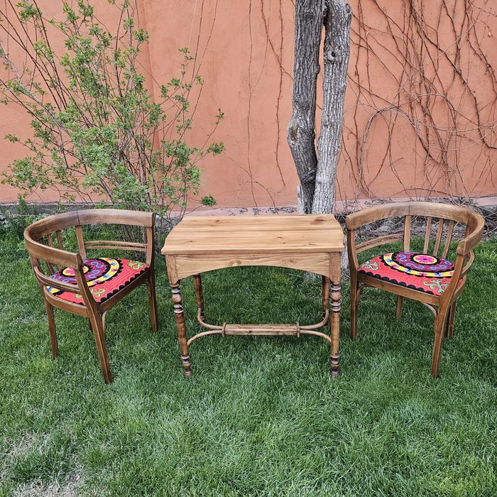 Два кресла и столик,довоенные.