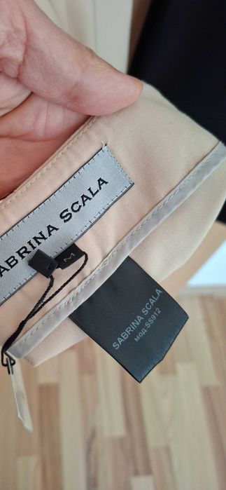 Pantaloni negri sau bej