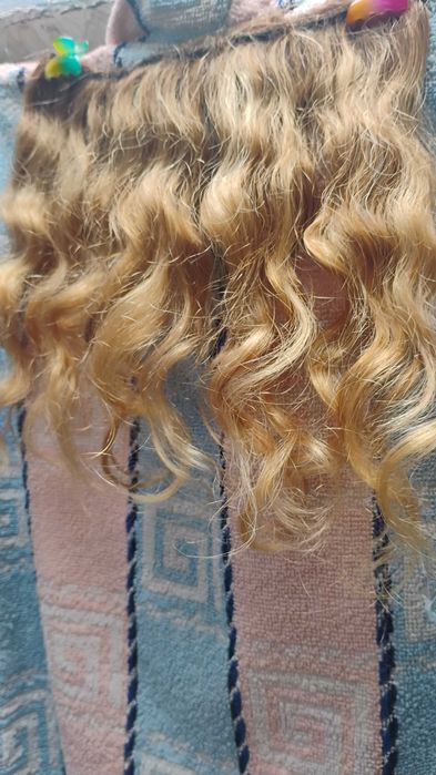 Продавам естествено къдрава коса.