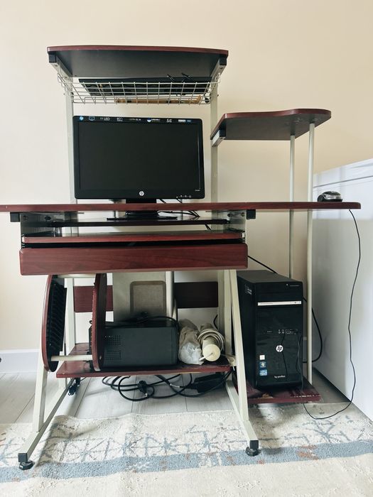 Компьютер столымен бірге