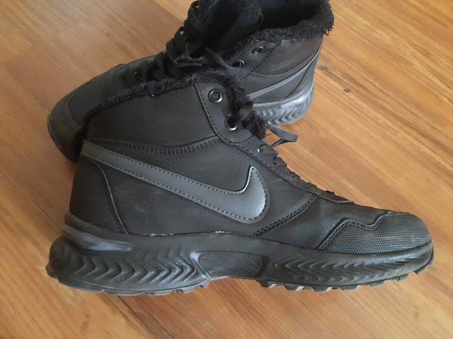 Маратонки  Nike,почти  нови.  Без  забележки.Цена 20лв.