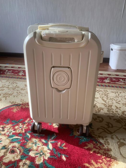 Чемодан молочный