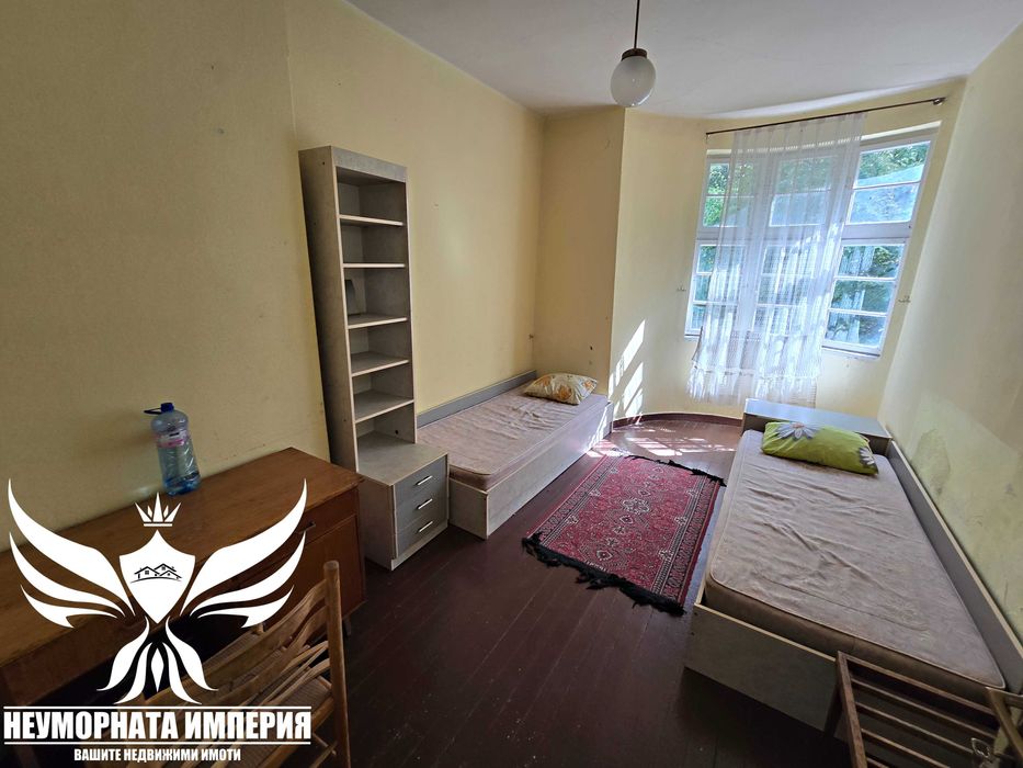 Продавам триетажен хотел с РЗП 870кв и парцел 830кв. в Нареченски Бани