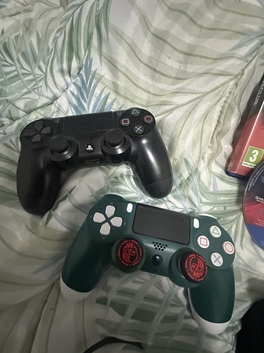 Vand ps4 pro cu jocuri si 2manete