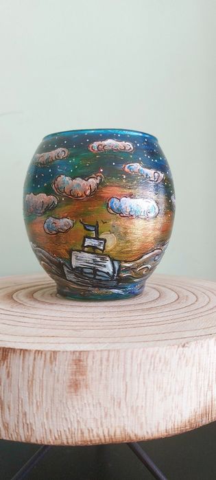 Ръчно рисувана ваза или свещник
