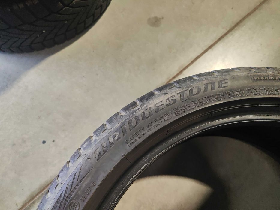 2бр.летни гуми 235/40/19 Bridgestone