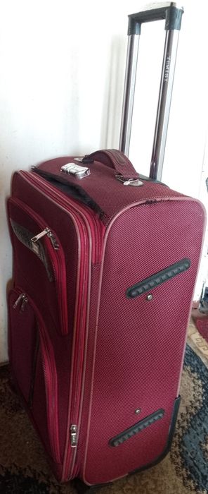 Чемодан на колесах продаю