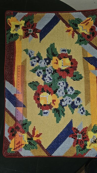 Бродирани карета , калъфки, покривка