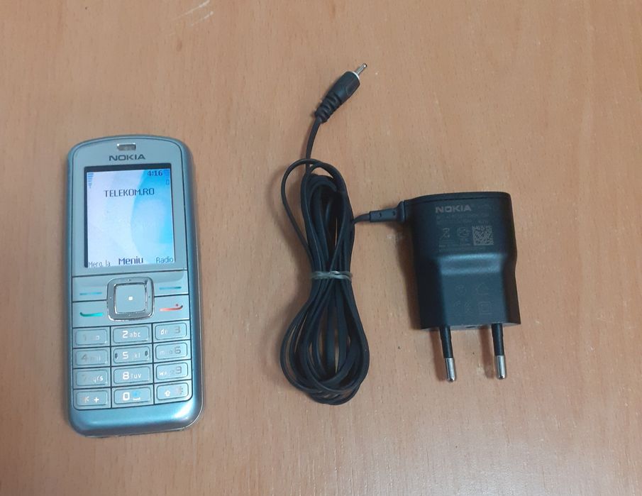 Vând Telefon Nokia, împreună cu încărcătorul original.Liber de Rețele