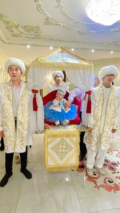 Трон Тусау кесер, Сундет той
