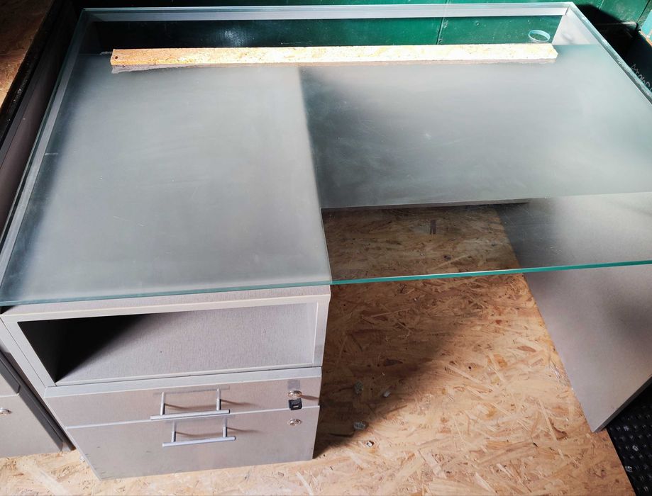 Birouri cu casetiera, cu blat din sticla securizata sau din PAL