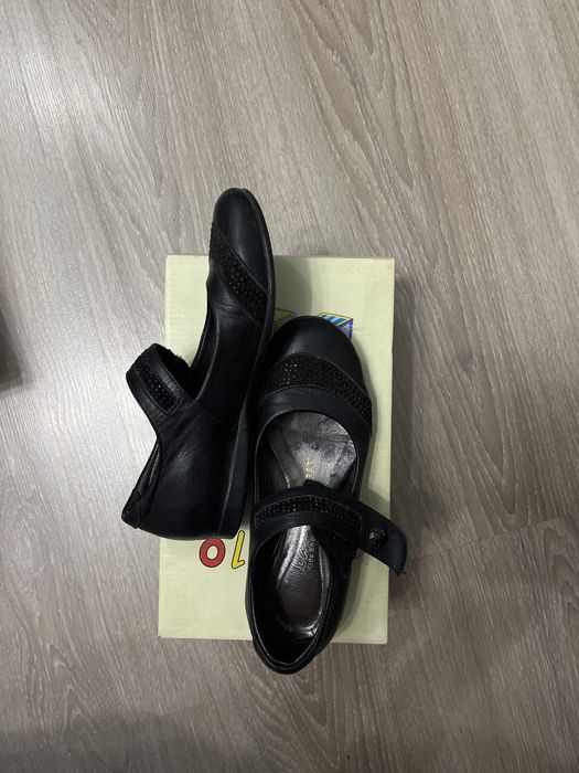 Черные кожаные туфли для девочек