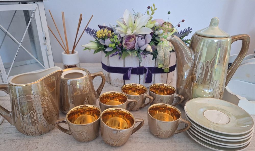 Set de ceai sau cafea de culoare aurie, cu irizații perlate