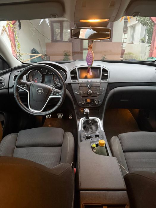 Opel Insignia 2010 2.0 L benzina turbo 4 x 4 xenon  stare foarte buna
