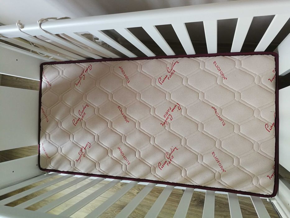 Кошара за бебе с люлеещ механизъм и матрак