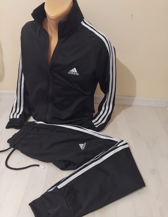 Set trening Adidas pentru cuplu.