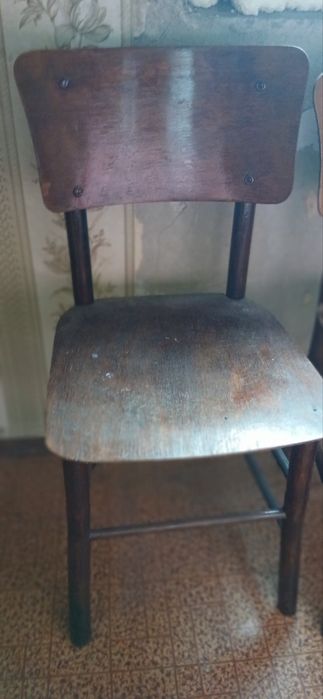 Стари дървени столове